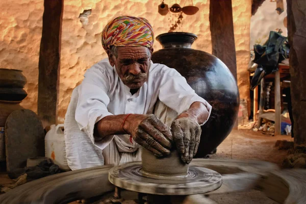 Um oleiro indiano a trabalhar. Artesanato artesanal de Shilpagram, Udaipur, Rajasthan, Índia — Fotografia de Stock