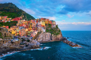 Günbatımında Manarola Köyü, Cinque Terre, Liguria, İtalya