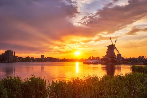 Moinhos de vento em Zaanse Schans na Holanda ao pôr-do-sol. Zaandam, Nether. — Fotografia de Stock