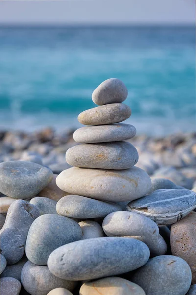 Zen gebalanceerde stenen stapel op strand — Stockfoto