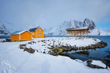 Rorbu evi ve balık morina balığı için kışın kuru gevrek. Lofoten Adaları, Norveç