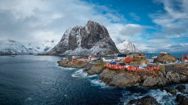 Norveç, Lofoten Adaları 'ndaki Hamnoy balıkçı köyü