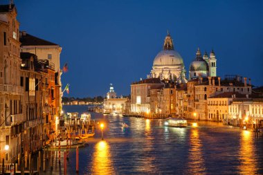 Venedik Büyük Kanalı ve Santa Maria della Salute kilisesinin akşam manzarası