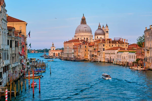 Panorama del Gran Canal de Venecia y la iglesia de Santa Maria della Salute al atardecer — Foto de Stock
