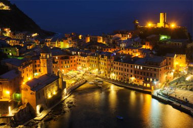 Vernazza köyü gece aydınlandı, Cinque Terre, Liguria, İtalya