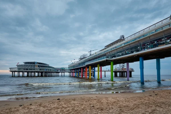 La plage de Scheveningen Pier Strandweg à La Haye avec grande roue. La Haye, Pays-Bas — Photo