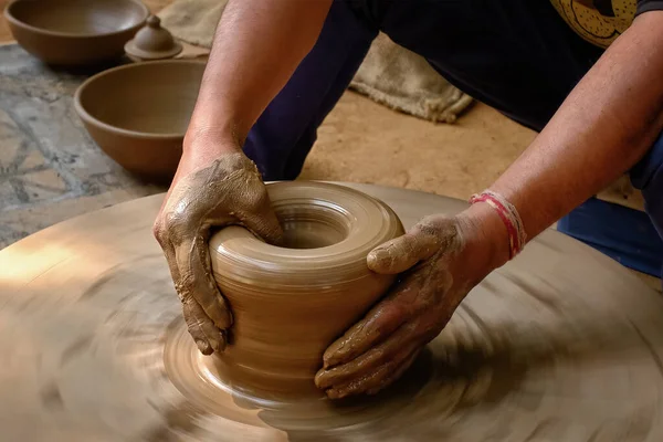 Indian potter hands at work, Shilpagram, Udaipur, Rajasthan, India — Stock Photo, Image