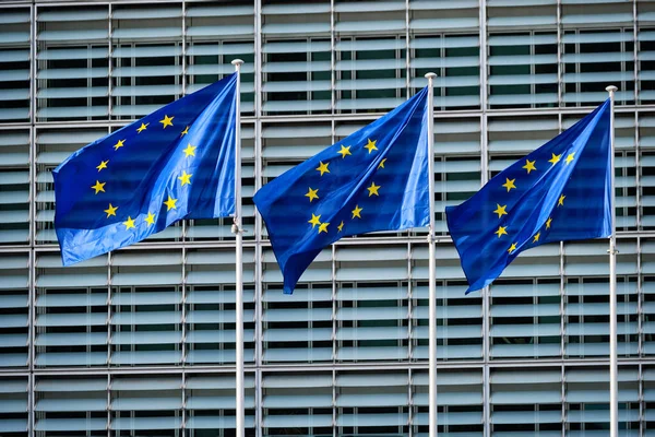 Bandeiras da UE em frente à Comissão Europeia — Fotografia de Stock