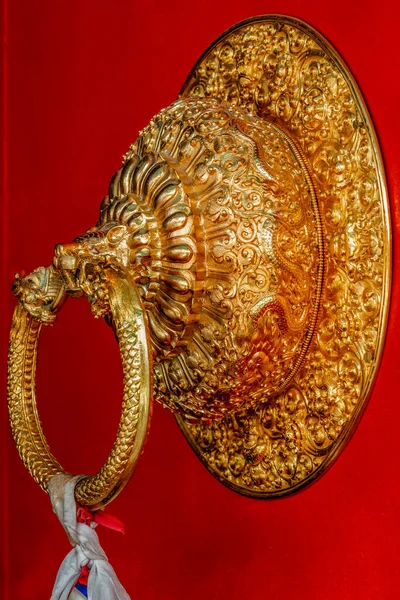 Lion shaped door handle in Buddhist temple — Stock Photo, Image