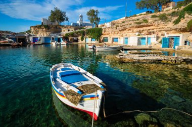 Yunanistan 'ın Milos Adası' ndaki Mandrakia balıkçı köyünde limanda balıkçı tekneleri