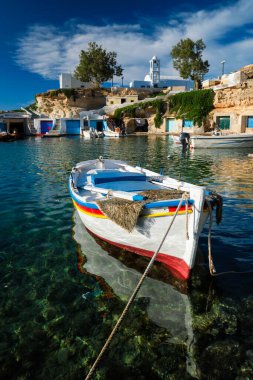 Yunanistan 'ın Milos Adası' ndaki Mandrakia balıkçı köyünde limanda balıkçı tekneleri