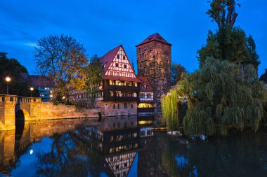 Pegnitz nehrinin nehir kıyısındaki Nuremberg şehir evleri. Nuremberg, Franconia, Bavyera, Almanya