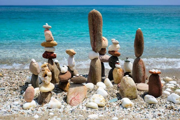 Concept of balance and harmony - pebble stone stacks on the beach — Stock Photo, Image