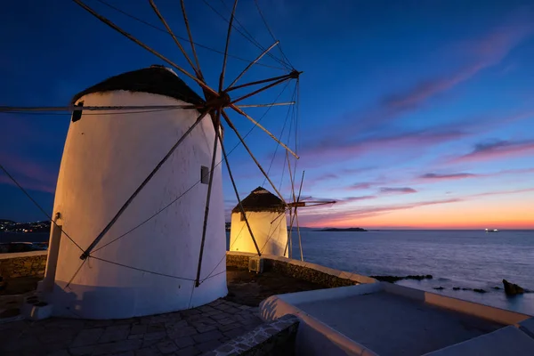 Traditionele Griekse windmolens op Mykonos eiland bij zonsopgang, Cycladen, Griekenland — Stockfoto