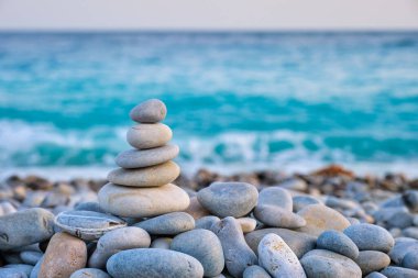 Zen dengeli taşlar plajda istiflenir