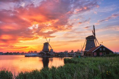 Gün batımında Hollanda 'daki Zaanse Schans' da yel değirmenleri. Zaandam, Nether