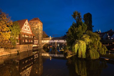 Pegnitz nehrinin nehir kıyısındaki Nuremberg şehir evleri. Nuremberg, Franconia, Bavyera, Almanya