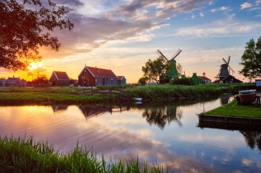 Gün batımında Hollanda 'daki Zaanse Schans' da yel değirmenleri. Zaandam, Nether