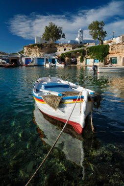 Yunanistan 'ın Milos Adası' ndaki Mandrakia balıkçı köyünde limanda balıkçı tekneleri