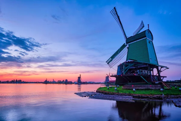 Windmolens op de beroemde toeristische site Zaanse Schans in Nederland met dramatische lucht. Zaandam, Nederland — Stockfoto