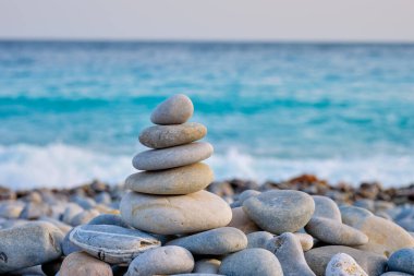 Zen dengeli taşlar plajda istiflenir