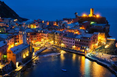 Vernazza köyü gece aydınlandı, Cinque Terre, Liguria, İtalya