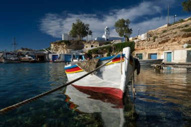 Yunanistan 'ın Milos Adası' ndaki Mandrakia balıkçı köyünde limanda balıkçı tekneleri