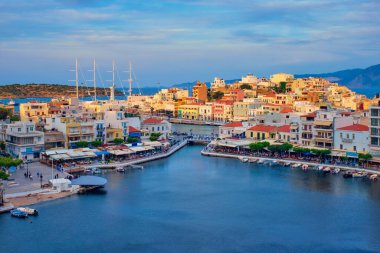 Gün batımında Voulismeni Gölü 'ndeki güzel Agios Nikolaos kasabası. Girit Adası, Yunanistan