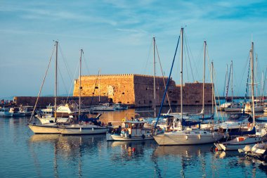 Heraklion Venedik Kalesi ve demirli balıkçı tekneleri, Girit Adası, Yunanistan
