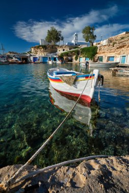 Yunanistan 'ın Milos Adası' ndaki Mandrakia balıkçı köyünde limanda balıkçı tekneleri