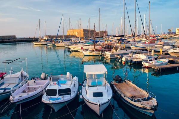 Velencei erőd Heraklionban és kikötői halászhajók, Kréta sziget, Görögország — Stock Fotó
