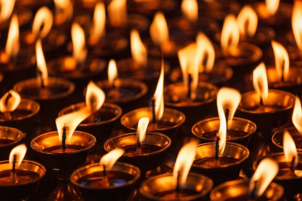 Зажигание свечей в буддийском храме — стоковое фото
