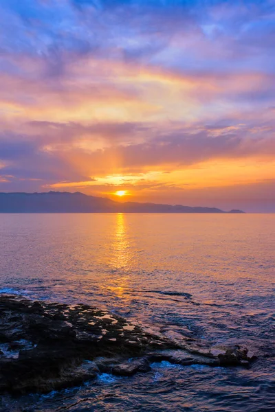 Coucher de soleil sur la mer avec ciel spectaculaire — Photo