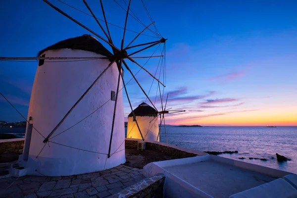 Hagyományos görög szélmalmok Mykonos szigetén napkeltekor, Kerékpárok, Görögország — Stock Fotó