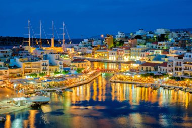 Güzel Agios Nikolaos kasabası geceleri. Girit adasının Lasithi bölgesi, Yunanistan