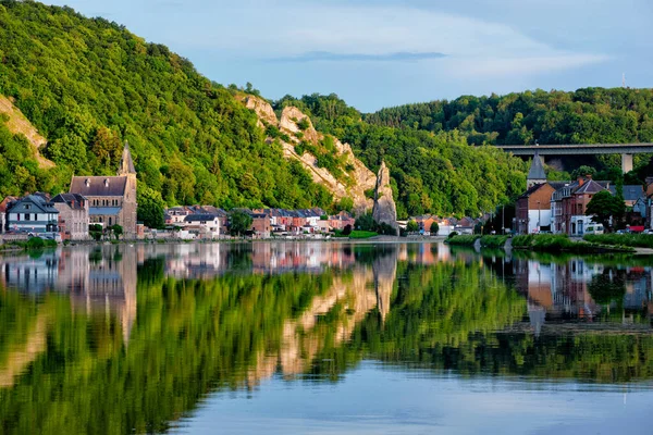 Pohled na malebné město Dinant. Belgie — Stock fotografie