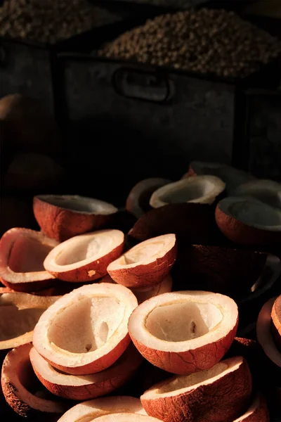 Cocos no mercado vegetal na rua iluminado pelo sol na Índia — Fotografia de Stock