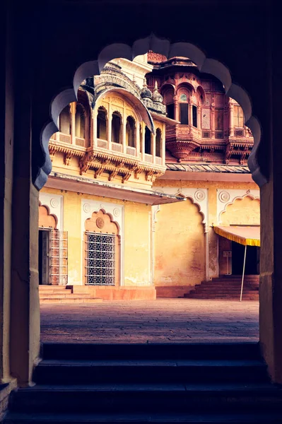 Porta arqueada no forte de Mehrangarh. Jodhpur, Rajastão, Índia — Fotografia de Stock