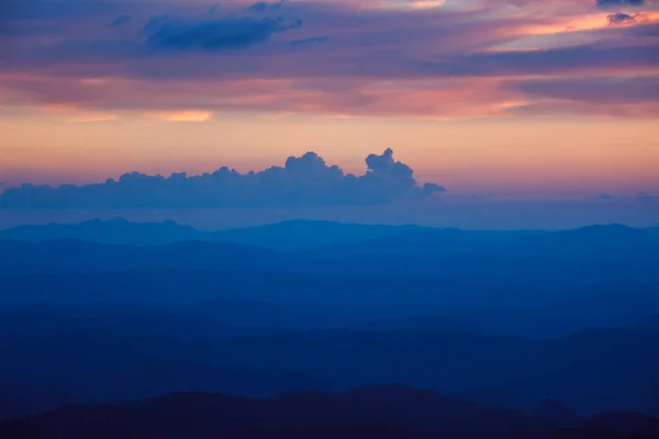 Zonsondergang in heuvels — Stockfoto