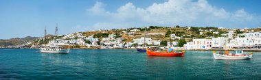 Yunan balıkçı teknesi Mykonos limanında