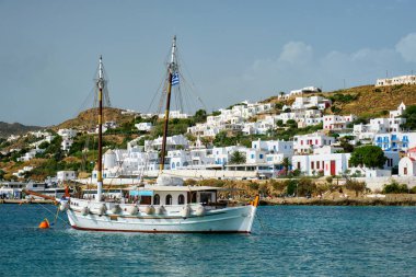 Yunanistan 'ın Mykonos adasının liman limanına demir atmış bir gemi.