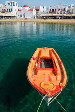 Yunan balıkçı teknesi Mykonos limanında