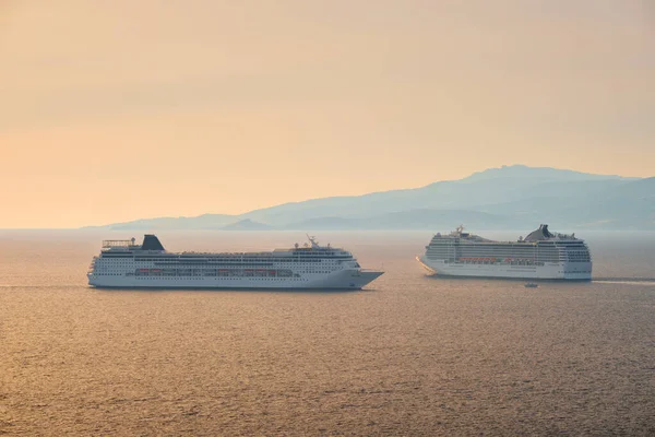Navios de cruzeiro no mar Egeu ao pôr do sol — Fotografia de Stock