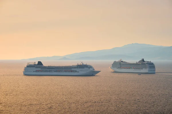 Kryssningsfartyg i Egeiska havet vid solnedgången — Stockfoto