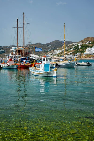 Porto de Mykonos com barcos de pesca e iates e embarcações, Grécia — Fotografia de Stock
