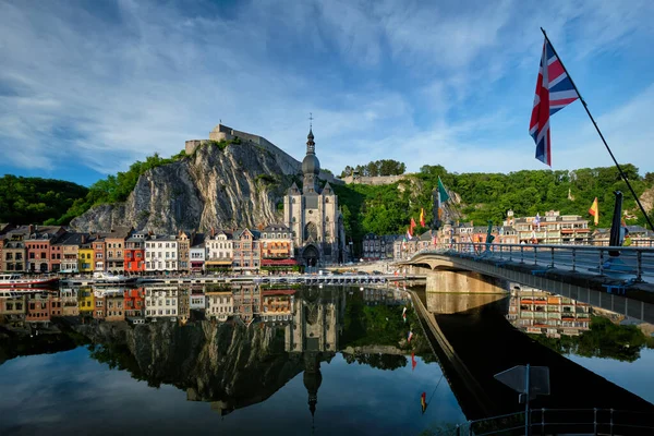 Pohled na malebné město Dinant. Belgie — Stock fotografie