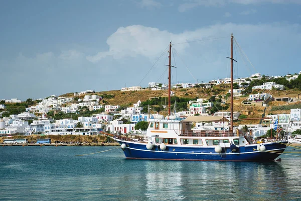 Escuna do navio atracada no porto portuário da ilha de Mykonos, Grécia — Fotografia de Stock