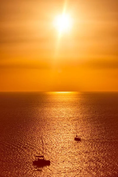 Sílhuetas de iate no mar Egeu ao pôr-do-sol. — Fotografia de Stock