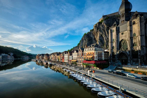 Pohled na malebné město Dinant. Belgie — Stock fotografie