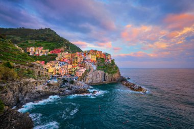 Günbatımında Manarola Köyü, Cinque Terre, Liguria, İtalya